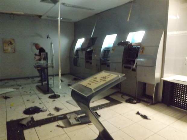 Criminosos destroem caixas eletrônicos em Inconfidentes. (Foto: Polícia Militar)