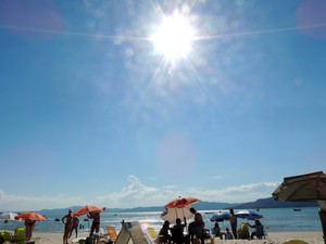 Calor levou turistas à praia no litoral catarinense (Foto: Géssica Valentini/G1)