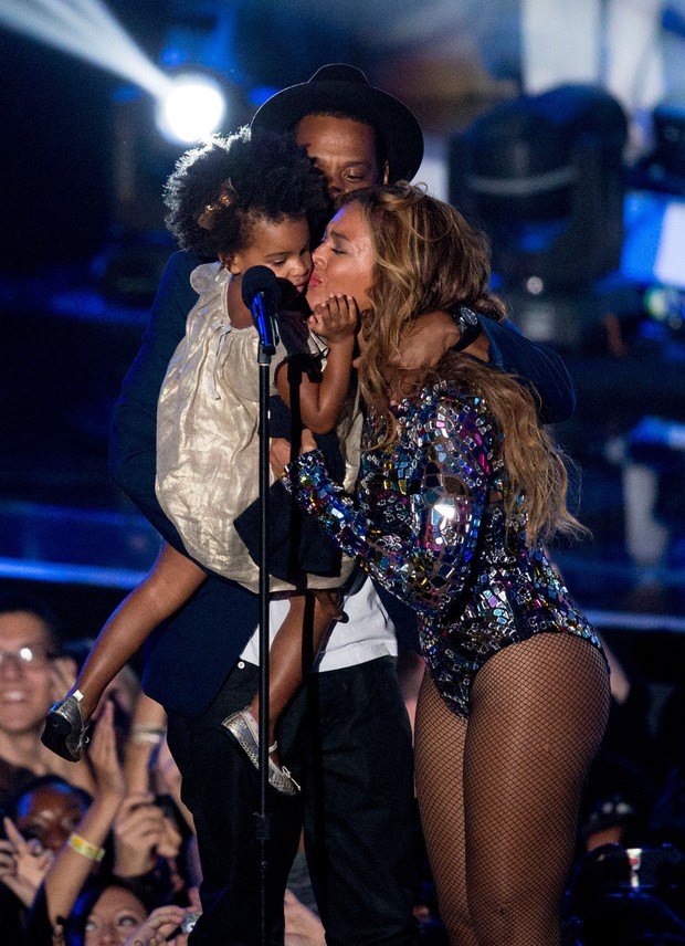 Beyoncé e Jay Z com Blue Ivy (Foto: MARK DAVIS / GETTY IMAGES NORTH AMERICA / AFP)