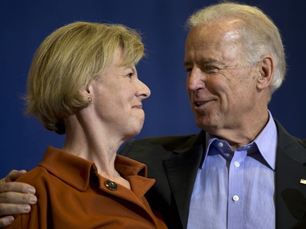 O vice-presidente Joe Biden com a candidata democrata ao Senado Tammy Baldwin. (Foto: AP Photo/Matt Rourke)