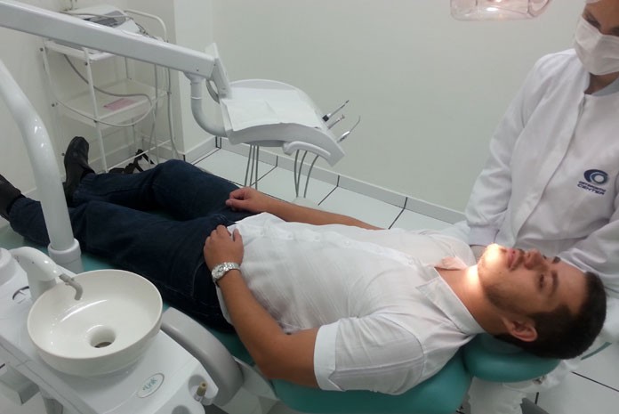 Sensores de acionamento automático em cadeira poupam até 95% de água em rede de consultório de dentistas