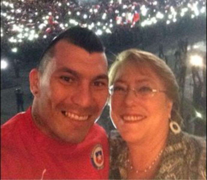 Gary Medel e Michele Bachelet posam para selfie no retorno para casa (Foto: Reprodução/Instagram)