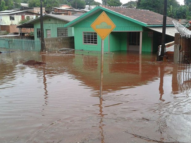 G1 Chuva Causa Alagamentos E Quatro Pessoas Ficam Desalojados No Paraná Notícias Em Oeste E