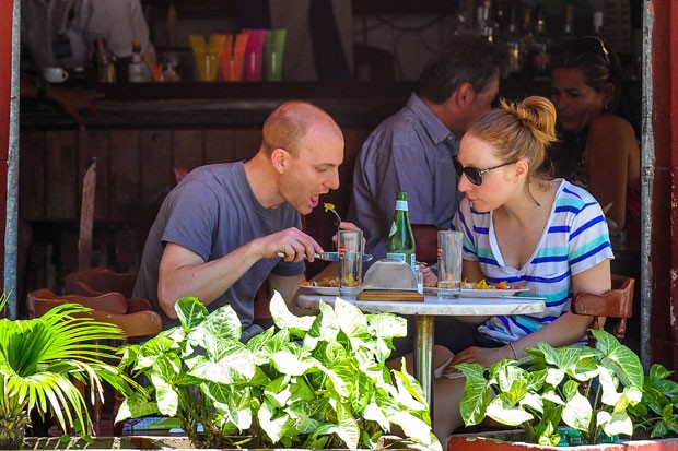 Turistas em restaurante de Havana (Foto: Yamil Lage/AFP)