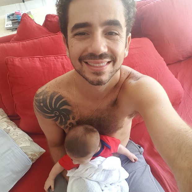 Felipe Andreoli posa com o filho, Rocco (Foto: Reprodução / Instagram)