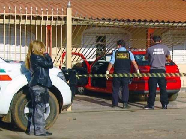 Peritos fazem perícia no carro que bateu no muro de residência (Foto: TV Globo/ Reprodução)