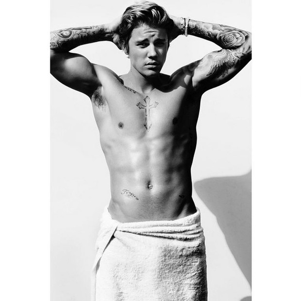 Justin Bieber posa só de toalha para a Towel Series, de Mario Testino (Foto: Reprodução / Instagram)