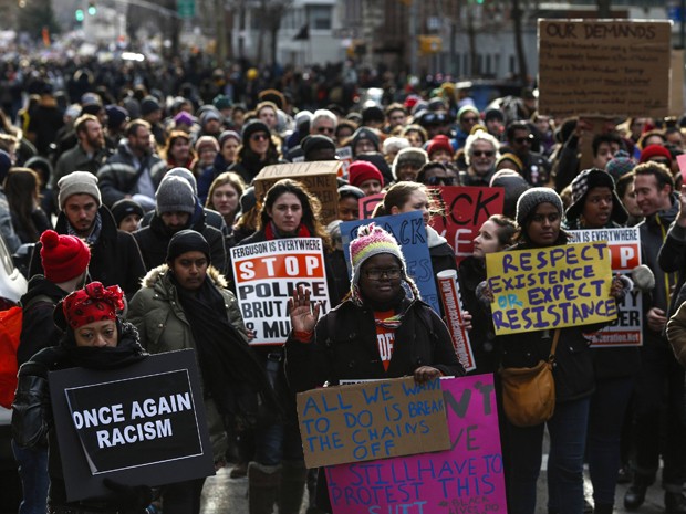 Manifestantes protestam no sábado (13) contra a violência policial contra os negros nos EUA, em Nova York (Foto: Reuters/Eduardo Munoz)