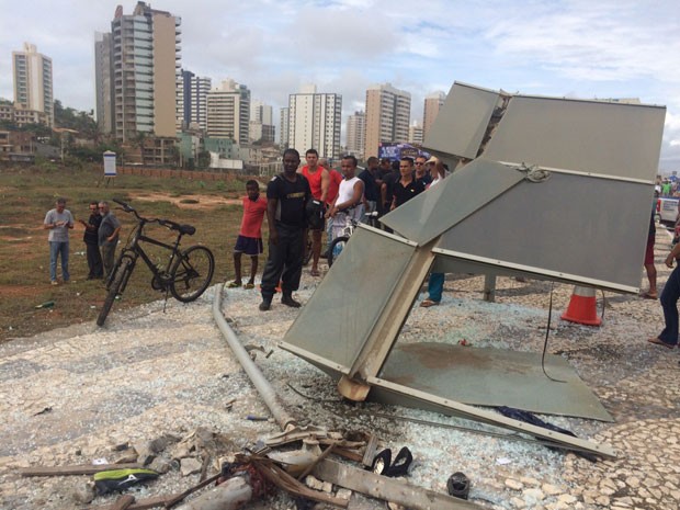 Ponto de ônibus foi destruído após batida que matou dois pedestres em Salvador (Foto: Renan Pinheiro/TV Bahia)