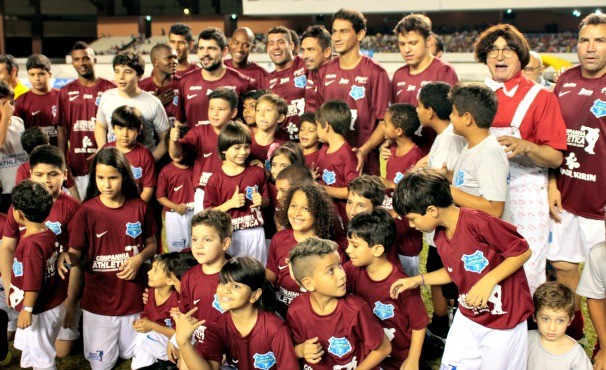 Futebol Solidário reúne ex-jogadores no estádio Mangueirão