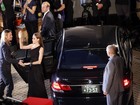 Brad Pitt abre a porta do carro para Angelina Jolie em première de filme
