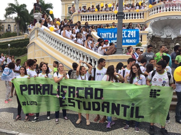 Estudantes de Ifes de várias partes do ES prostestam em Vitória (Foto: Juliana Borges/G1)