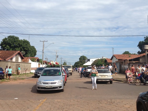 Após o velório de Késia Freitas, dezenas de carros e moradores seguiram até a Igreja São José Operário (Foto: Jesana de Jesus/G1)