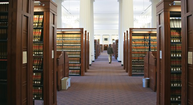 SEM FRONTEIRAS Biblioteca da Faculdade de Direito da Universidade Harvard, nos Estados Unidos. Seu acervo digitalizado está acessível a qualquer leitor do planeta (Foto: Kim Karpeles/Alamy)