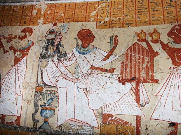 Paredes mostram o cotidiano das pessoas do antigo Egito (Foto: AP/Supreme Council of Antiquities)