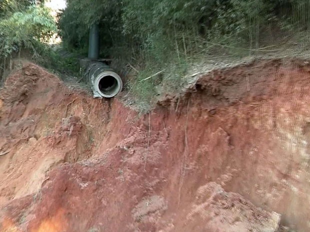 Adutora rompe e compromete abastecimento de água em Cambuí (Foto: Reprodução EPTV)