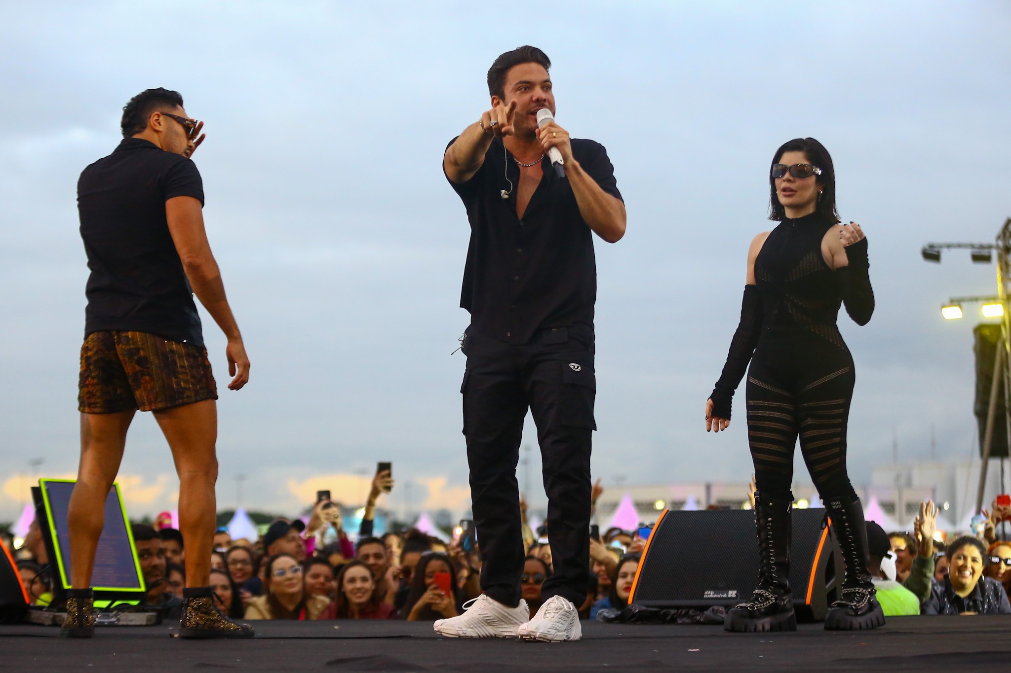 Wesley Safadão, GKay e Tirullipa no palco do Garota VIP (Foto: Vitor Pereira/AgNews)