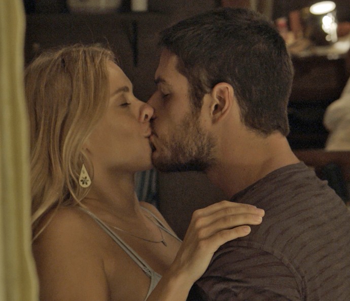 Lara vai atrás de Dante, e o casal se rende à paixão (Foto: TV Globo)