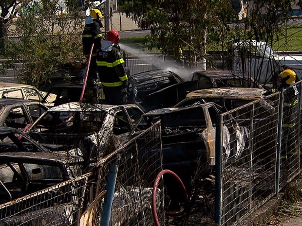 Incêndio atinge depósito de veículos em Belo Horizonte (Foto: Reprodução/TV Globo)