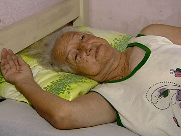 Idosa foi transferida para um abrigo e recebe acompanhamento de assistentes sociais (Foto: Reprodução/TV Gazeta)