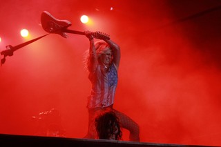 Kesha quebreando guitarra (Foto: Raphael Mesquita)