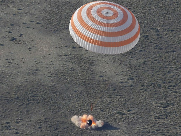 Cápsula da Estação Espacial Internacional (ISS) com os cosmonautas chega ao Cazaquistão (Foto: Dmitry Lovetsky/Pool/Reuters)
