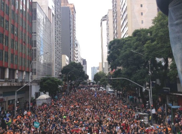 Marcha para Jesus reúne milhares de fiéis em Curitiba (Foto: Andressa Almeida / RPC)