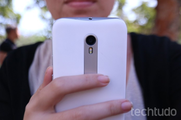 Moto G 3 tem câmera traseira de 13 megapixels com flash LED duplo (Foto: Luana Marfim/TechTudo)