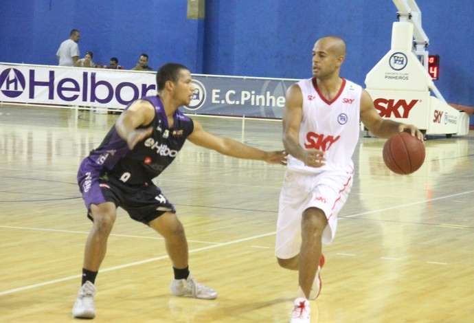 Basquete NBB - Pinheiros x Mogi das Cruzes - irmãos Joe Smith e Jason Smith (Foto: Guilherme Peixinho/Divulgação)