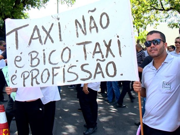 Protesto de taxistas na frente da Prefeitura de Vitória (Foto: Reprodução/ TV Gazeta) Protesto de taxistas na frente da Prefeitura de Vitória (Foto: Reprodução/ TV Gazeta)