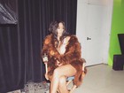 Kim Kardashian veste um casaco de pele e coloca as pernas para jogo