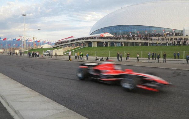 Rodolfo González pilota Marussia nos arredores do Parque Olímpico de Sochi (Foto: Divulgação / Marussia)