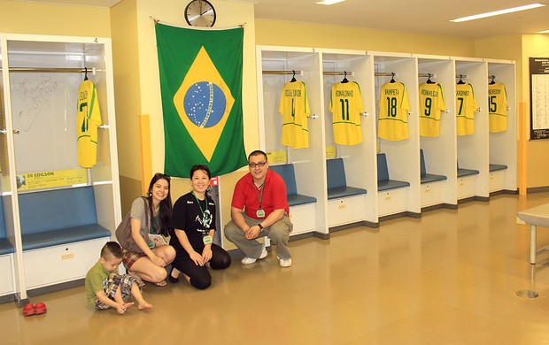 Família de brasileiros visita vestiário do estádio de Yokohama, palco da final de 2002 (Foto: Arquivo pessoal)