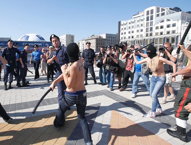 ativistas fazem protesto na final da EURO (Foto: AP)