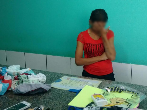 Mulher foi presa em flagrante e levada para a Delegacia de Esperantina  (Foto: Divulgação/Sinpoljuspi)