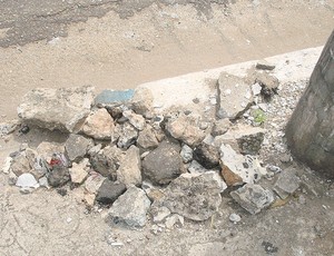 Pedras são encontradas aos montes na Inajar de Souza (Foto: Rodrigo Faber / Globoesporte.com)