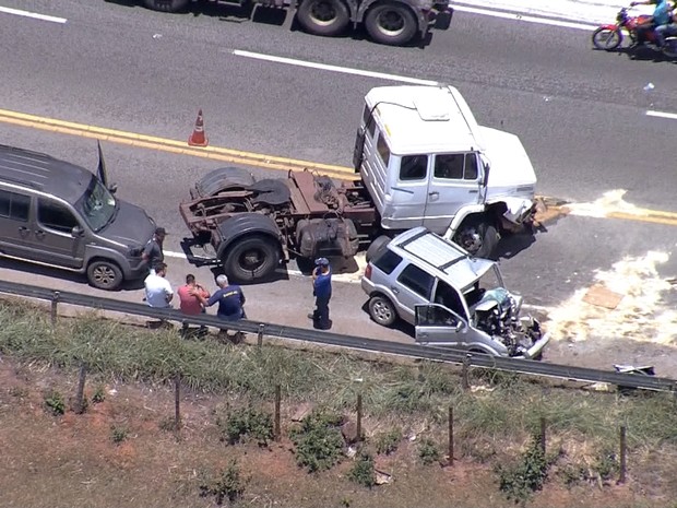 Carro e caminhão se envolvem em batida na BR-381, em Sabará (Foto: Reprodução/TV Globo)