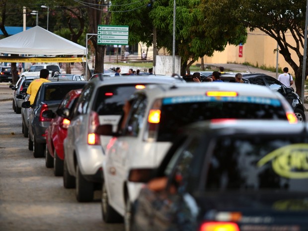 Fila de carros se forma na saída do 1º dia de provas do Enem em Maceió (Foto: Jonathan Lins/G1)