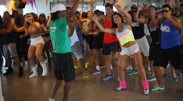 Scheila Carvalho exibe boa forma em aula de dança (Foto: Divulgação)