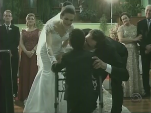 Eduarda e Antonio se emocionaram com a entrada de Davi na cerimônia (Foto: Reprodução/RBSTV)