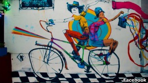 Grafite de ciclistas no bar Soria mostra que donos são adeptos das bicicletas (Foto: Facebook/BBC)