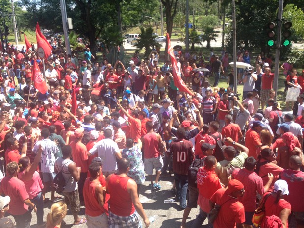 Manifestantes do MTST em frente ao Estádio do Morumbi (Foto: Letícia Macedo/G1)