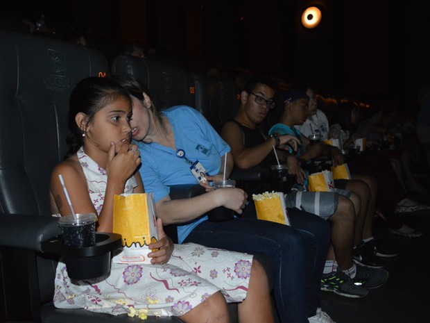Thaynara com a profissional que narrou o filme para ela (Foto: Camilla Motta/G1)