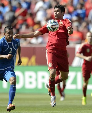 Diego Costa and Xavier Garcia Spain-El Salvador (Photo: Reuters)