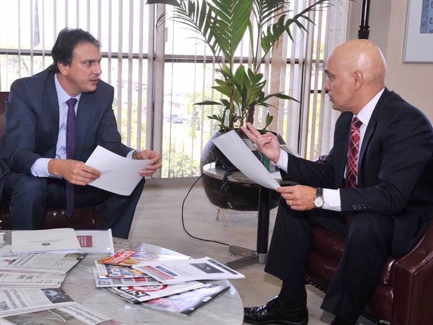 Camilo Santana e o ministro Alexandre de Moraes, em reunião em Brasília (Foto: Isaac Amorim/Ministério da Justiça)
