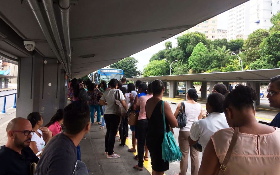 Passageiros aguardam coletivo na Estação da Lapa (Foto: Juliana Almirante/G1)