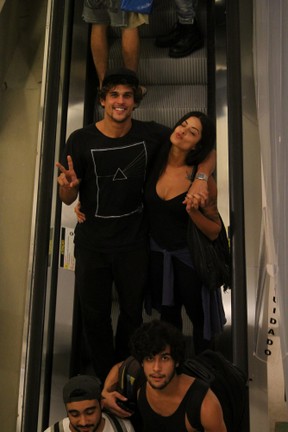 Felipe Roque e Aline Riscado em shopping na Zona Sul do Rio (Foto: Ag. News)