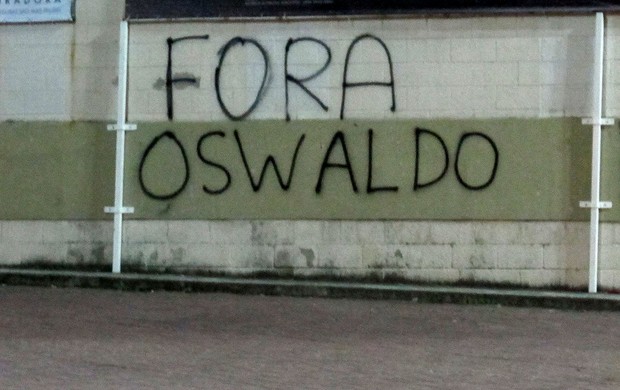 Muros estádio engenhão pixado fora oswaldo de oliveira botafogo (Foto: Thales Soares / Globoesporte.com)