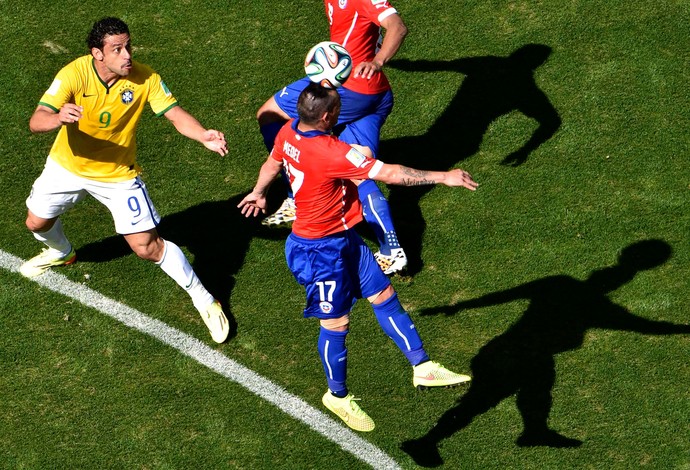 Fred e Gary Medel jogo Brasil x Chile (Foto: Reuters)