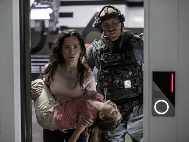 Alice Braga vive a enfermeira Frey no filme 'Elysium' (Foto: Divulgação)